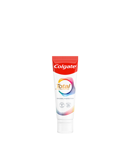 Én tube Colgate Total Original Protection tannkrem med rød topp og fargerikt design, stående på en hvit bakgrunn